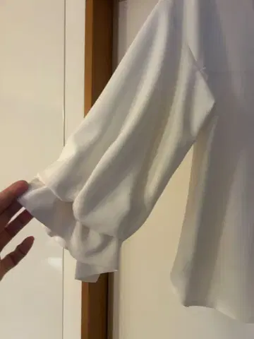 화이트 쉬폰 플레어 슬리브 셔츠