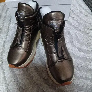 1회 사용 Noubel Voug Luxe 브론즈 통굽 스니커즈