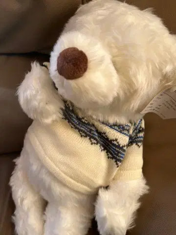 스웨터가 달린 화이트 곰 봉제 인형