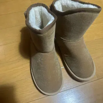 베이지 리본 포함 어그 부츠