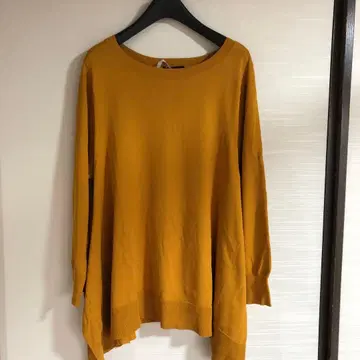 머스타드색 긴팔 니트