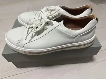 Clarks 화이트 가죽 스니커즈