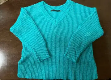 새상품급 KBF 터콰이즈 V넥 긴팔 니트 스웨터