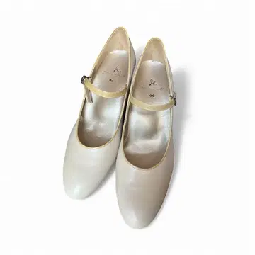 베이지 스트랩 펌프스 와코루 서세스워크