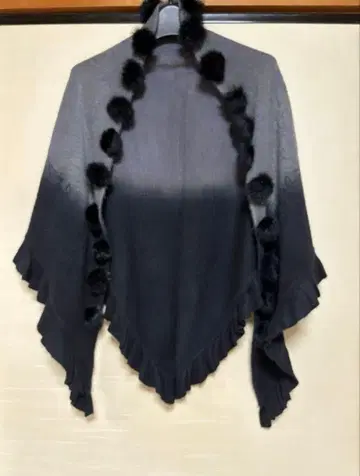 [ 익명 배송 ] 폼폼 퍼 그라데이션 스톨 숄 블랙