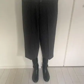 다크 그레이 스트라이프 크롭 팬츠
