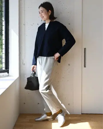 울 소재의 테이퍼드 팬츠