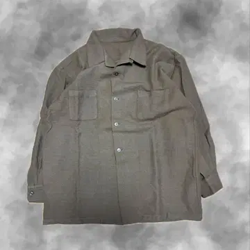 브라운 긴팔 셔츠 버튼 달린 가슴 포켓