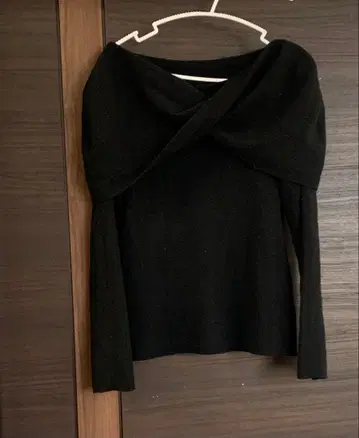 CELFORD 블랙 오프숄더 니트 M