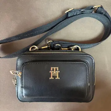 TOMMY HILFIGER 모노그램 숄더백 블랙 숄더