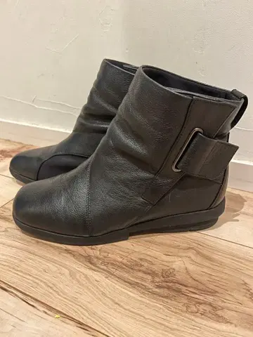 가죽 숏부츠 버클 장식 블랙 fitfit