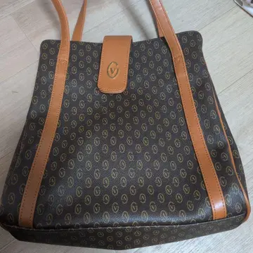 V 로고 브라운 토트백