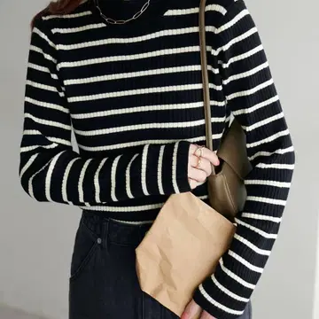 스트라이프 터틀넥 스웨터