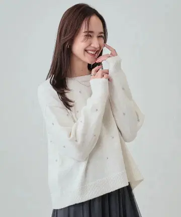 고급스럽고 페미닌한, 어른을 위한 보송보송 비쥬 장식 니트