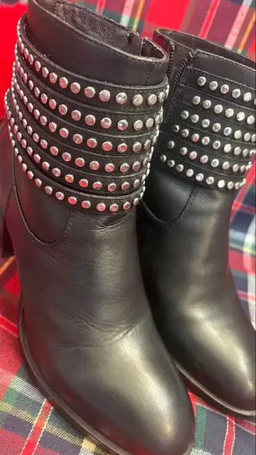 ELVIO ZANON 스터드 장식 블랙 부츠 중간 힐