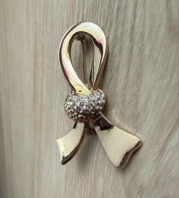 MONET 골드 리본형 브로치