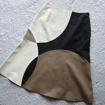 택 포함 새상품 SKY SCRAPER 미디 기장 플레어 스커트 42