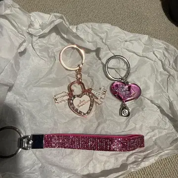 하트 모양 키링과 스트랩 세트