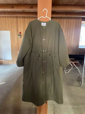 AUG 카키 노카라 코트