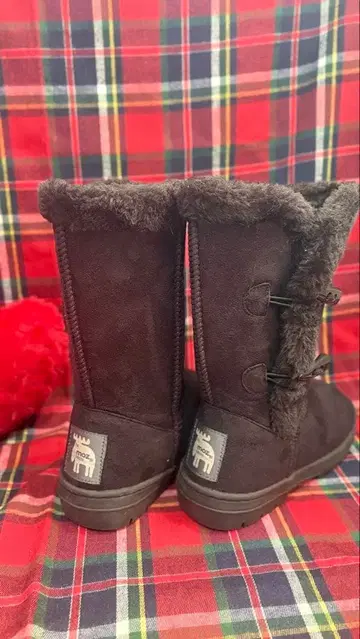 퍼 달린 다크 브라운 어그 부츠