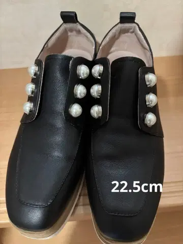 스타카토 블랙 펄 버튼 통굽 로퍼