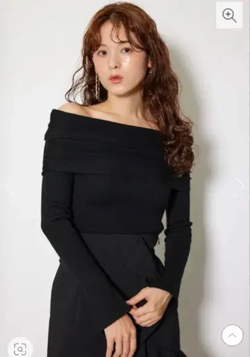 리엔다 오프숄더 개더 니트탑 블랙