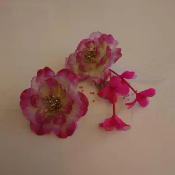 핑크와 화이트 꽃 머리 장식