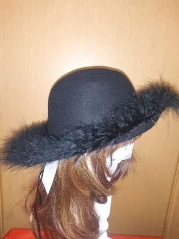 블랙 퍼가 달린 넓은 챙 햇