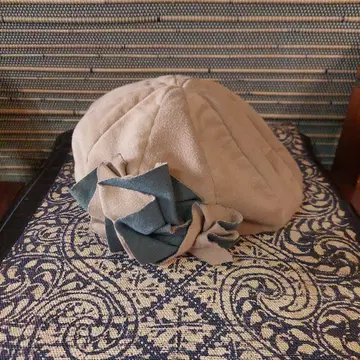 FRAUENHUT 꽃 장식 베레모 짙은 베이지 x 딥 그린 조절 가능