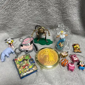 디즈니 캐릭터 피규어와 잡화 세트