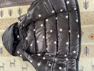 SOFTNET 후드 부착 다운 자켓 블랙 컬러 별 패턴