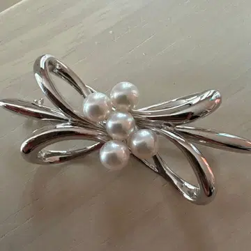 실버 리본 펄 브로치