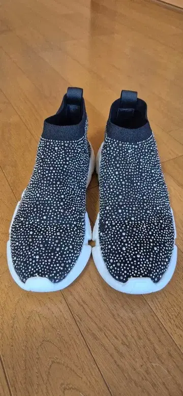 스톤 장식 블랙 슬립온 슈즈