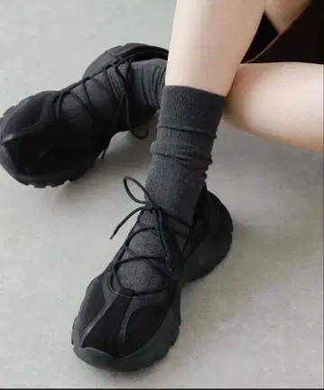 레이스업 발레 스니커즈