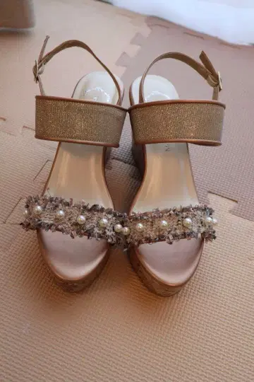 비쥬 장식 골드 샌들 힐 9cm