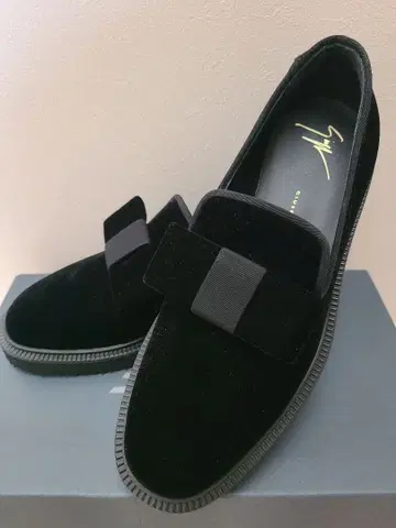 새상품 GIUSEPPE ZANOTTI 블랙 로퍼 벨로아