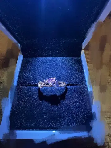 장식적인 디자인의 핑크 반지