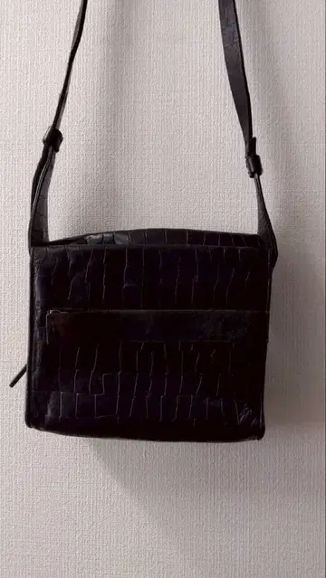 LIA NUMA 악어 엠보싱 숄더백 블랙