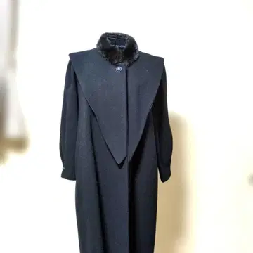 퍼 달린 블랙 울 롱 코트