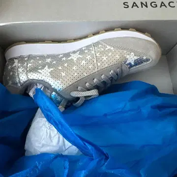 via SANGACIO 별 패턴 실버 스니커즈