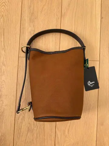 브래디 페인 헤이즐넛 버킷 백