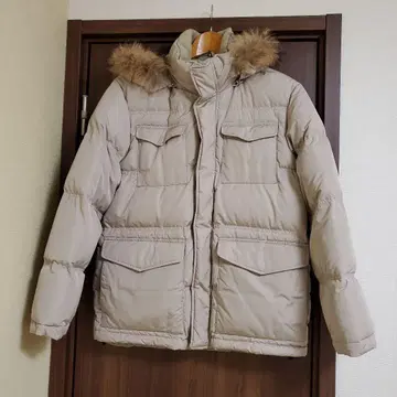 베이지 다운 자켓 후드 부착