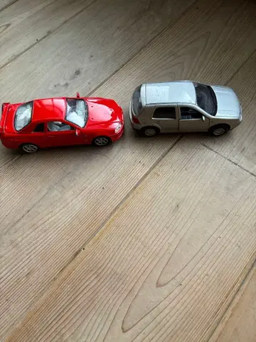 빨간색과 은색 미니카 2대 세트