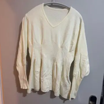 V넥 긴팔 니트 아이보리 허리 마크