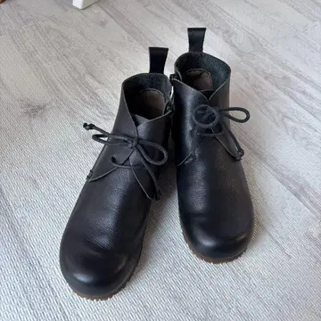 새상품급 가죽 숏부츠 사이드 지퍼 블랙 24cm