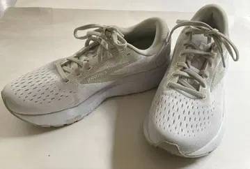 Brooks 러닝화 화이트