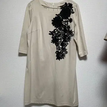 꽃무늬 자수 베이지 7부 소매 원피스