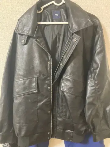 블랙 레더 재킷 박스 실루엣