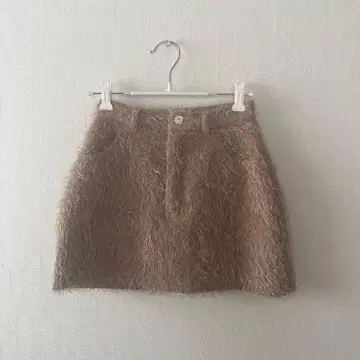 베이지 퍼 소재 미니 스커트
