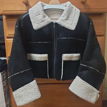 숏 기장 무스탕 코트 Riberry